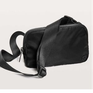 lululemon everywhere belt bag (fanny pack) blk o/s